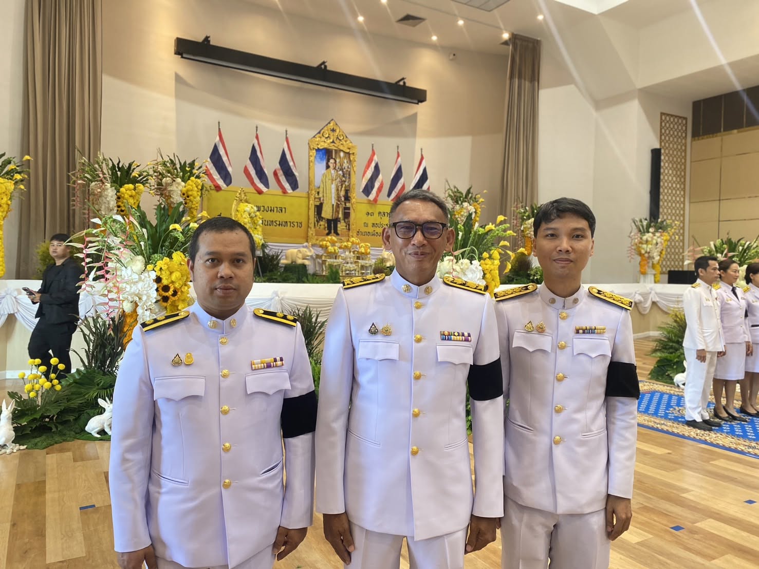 title - พิธีสวดพระพุทธมนต์ ทำบุญตักบาตร ถวายเป็นพระราชกุศล และพิธีวางพวงมาลา เนื่องในวันคล้ายวันสวรรคต พระบาทสมเด็จพระบรมชนกาธิเบศร มหาภูมิพลอดุลยเดชมหาราช บรมนาถบพิตร “วันนวมินทรมหาราช” ประจำปี 2569